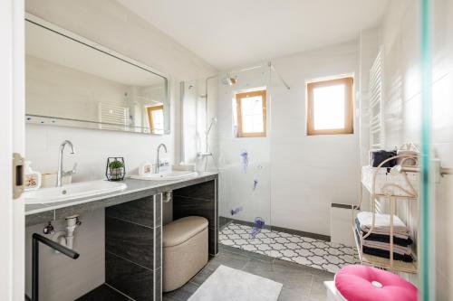a bathroom with two sinks and a shower at Ferienwohnung Leibnitz Südsteiermark in Leibnitz