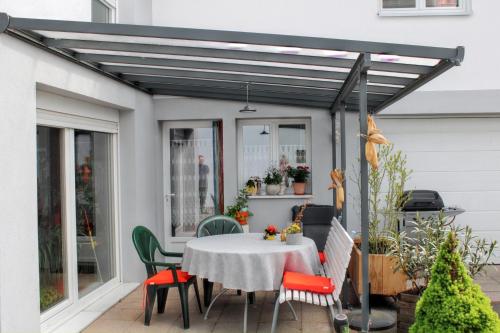 a pergola on a patio with a table and chairs at Studio charmant à Valff avec jardin privé - 20 m² in Valff