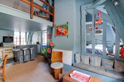 a living room with a bunk bed and a desk at Appartement charmant à Troyes avec cour intérieure clôturée - 50 m² in Troyes