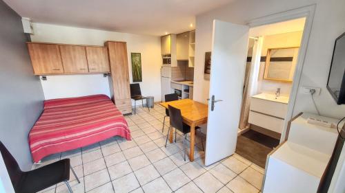 Studio charmant à Hyères, 20 m², jardin et parking privé