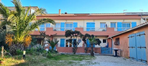 Studio charmant à Hyères, 20 m², jardin et parking privé