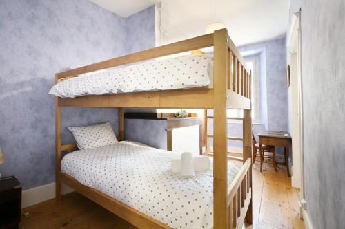 a bedroom with two bunk beds in a room at Le chant de la garonne in Saint-Béat