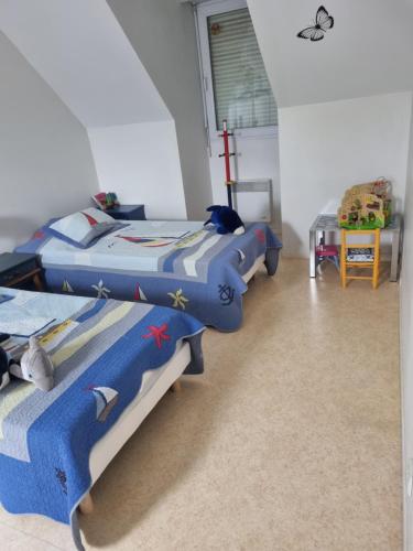 a room with three beds in a room at L'Ecume de Mer in Wissant