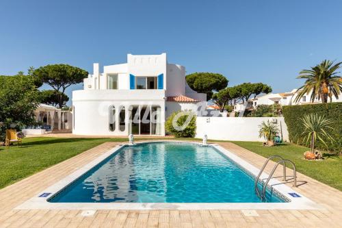 Elegant villa with private pool in Quarteira