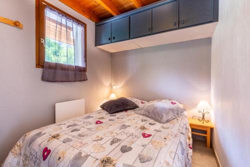 a bedroom with a bed and a window at Appartement Douillet Saint-Sorlin-d'Arves 49 m² Vue montagne in Saint-Sorlin-dʼArves