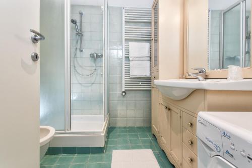 Um banheiro em Appartamento MIONI