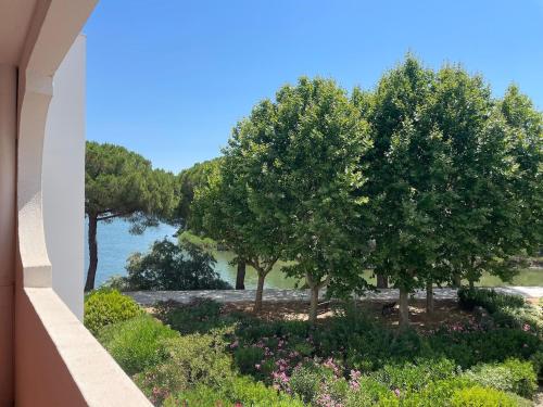 T2 Ponant Parking Pond 1 min away Beach 13 min walk away