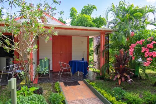 a small house with a table in the yard at Charming Studio in Foulpointe, Sea View and Garden, 30 m² in Foulpointe