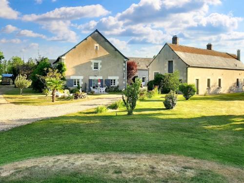 a large house with a yard with green grass at Studio confortable à Thilouze de 55 m² avec jardin privatif in Thilouze