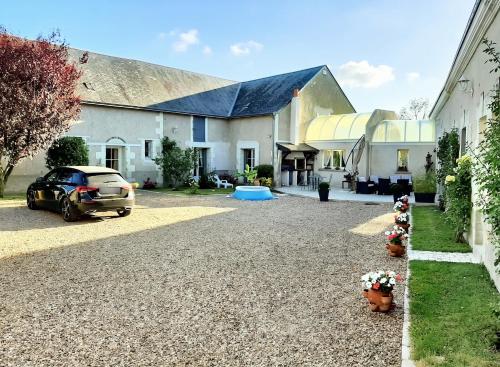 a house with a car parked in the driveway at Studio confortable à Thilouze de 55 m² avec jardin privatif in Thilouze