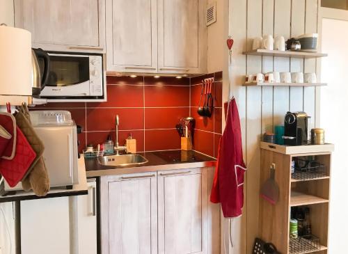 a small kitchen with a sink and a microwave at Studio chaleureux à Uvernet-Fours, 25m² avec vue montagne in Uvernet