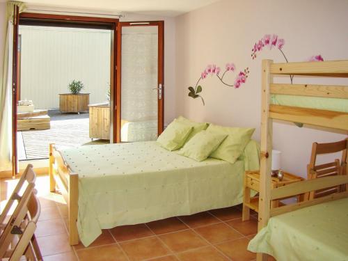 a bedroom with a bed and a bunk bed at Appartement cosy à Fayet avec vue in Fayet