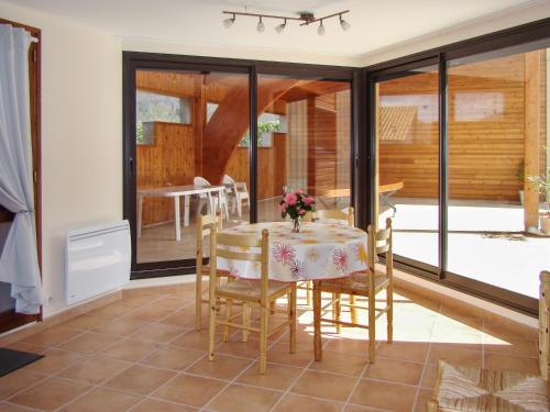 a dining room with a table and chairs at Appartement cosy à Fayet avec vue in Fayet