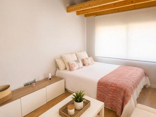 Estudio reformado cerca de playa, comercios y tren