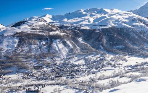 an aerial view of a snow covered mountain at Maison chaleureuse à Mont >Vue montagne & cheminée in Mont