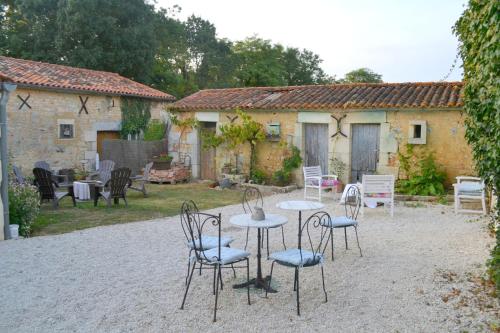 a table and chairs in front of a house at Maison spacieuse à Cabariot in Cabariot