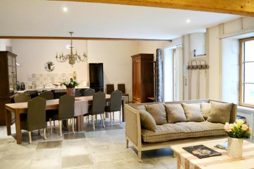 a living room with a table and a dining room at Maison spacieuse à Cabariot in Cabariot