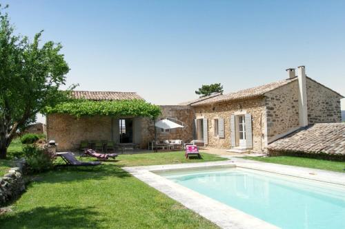 an external view of a house with a swimming pool at Villa spacieuse à Oppède avec piscine et vue imprenable in Oppède