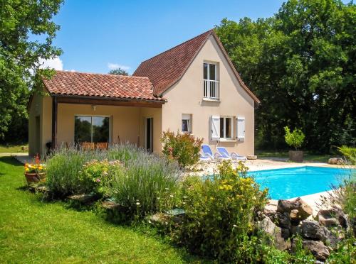 a house with a swimming pool in the yard at Villa ravissante à Loubressac avec piscine privée in Loubressac