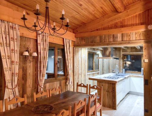 a dining room with a table and a kitchen at Chalet spacieux à Cordon 180 m² avec vue montagne in Cordon