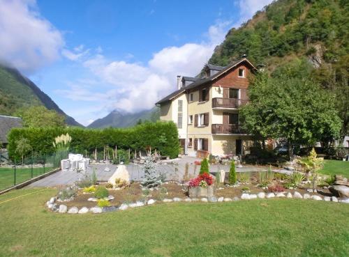 a house in the mountains with a garden at Maison cosy à Cauterets avec vue sur les montagnes et jardin in Cauterets
