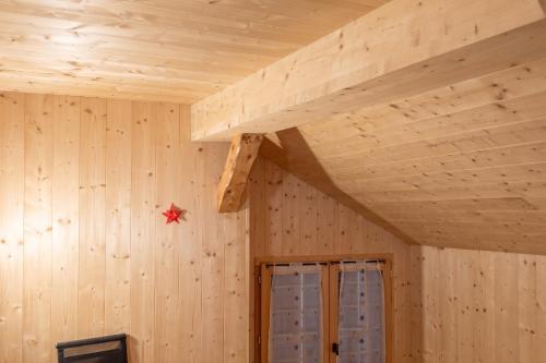 a room with wooden walls and a wooden ceiling at Studio confortable à Taninges, 25 m² avec vue sur jardin in Taninges