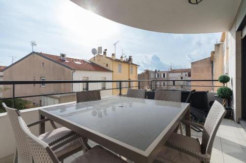 a table and chairs on a balcony with a view at Appartement de charme à Cannes + terrasse in Cannes