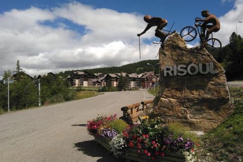 a statue of a man riding a bike on a rock at Appartement cosy à Pelinche, Risoul - 30m² in Risoul