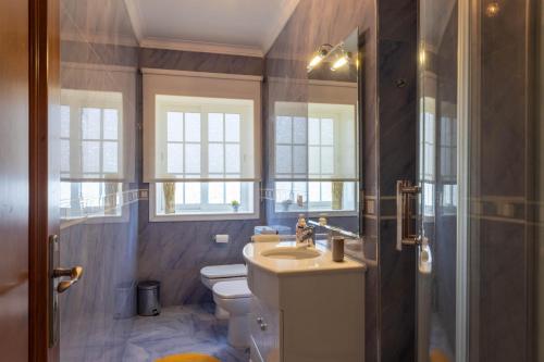 a bathroom with a sink and a toilet and a shower at Casa Monte Cordova in Monte Córdova
