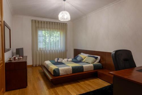 a bedroom with a bed with a desk and a desk at Casa Monte Cordova in Monte Córdova