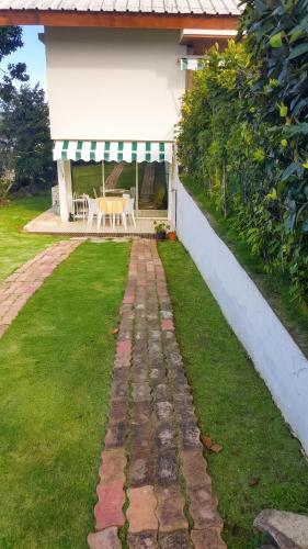 a house with a patio and a table in the yard at Appartement charmant à Baie Mahault avec belle terrasse – 30 m² in Baie-Mahault