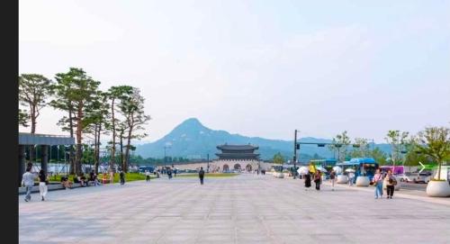 a group of people walking around a plaza at 상왕십리역3분#미니영화관#층전체#동대문#명동#홍대#종로#성수#서울숲#한양대#청계천#공항버스 in Seoul
