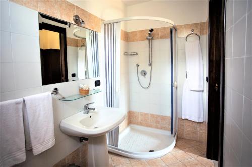 W łazience znajduje się umywalka i prysznic. w obiekcie Hotel Marabel w mieście SantʼAlessio Siculo
