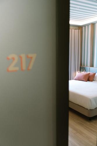 ein Schlafzimmer mit einem Bett und einem Schild an der Wand in der Unterkunft Hotel Can Solé in Cambrils