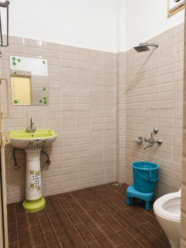 a bathroom with a sink and a toilet at Raahi Stay, Landing site Bir - Stay & Cafe in Bīr