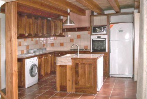 a kitchen with a sink and a washer and dryer at Maison charmante à Saint-Cirq avec piscine privée in Saint-Cirq