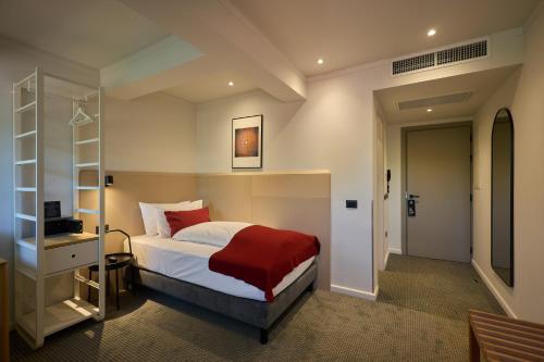 a bedroom with a bed and a desk and a computer at Atlas Aparthotel & Spa in Piatra Neamţ