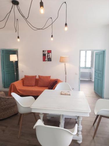 a room with a bed and a table and chairs at Appartement charmant à Algajola avec terrasse in Algajola