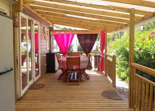 Bungalow Confortable à Fréjus avec Piscine Partagée