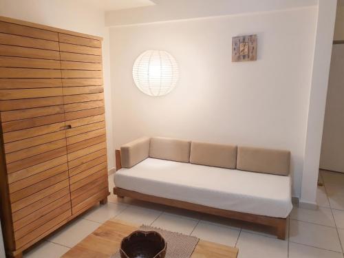 a couch sitting in a room with a window at Studio charmant à La Trinité - Vue mer - 40 m² in La Trinité