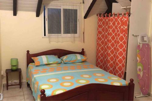 a bedroom with a bed and a window at Appartement Moderne à Capesterre de Marie Galante avec Balcon in Vidon