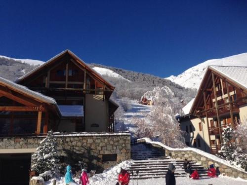 a group of people standing in the snow in front of buildings at Studio charmant à Valloire - 21m² - Vue sur montagne in Valloire