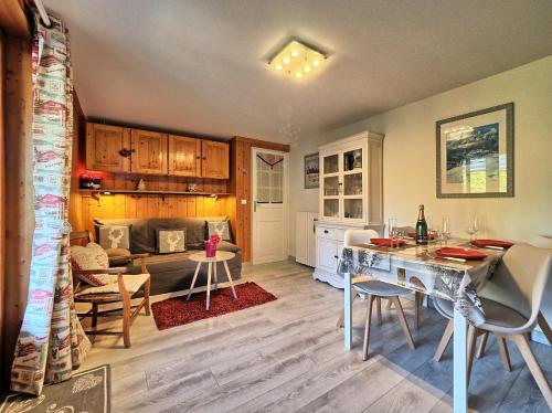 a kitchen and living room with a table and chairs at Appartement cosy aux Carroz, 40 m², vue sur la montagne in Les Carroz d'Araches