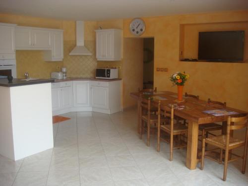 a kitchen and dining room with a table and chairs at Maison charmante en campagne à Mouterre-Silly, Jardin, Terrasse. in Mouterre-Silly