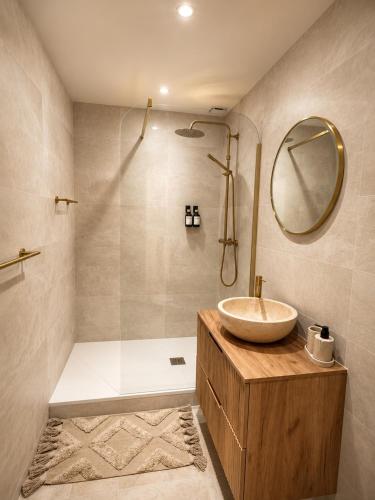 Villa Occitane - Elegant 6 Bedroom House with Garden