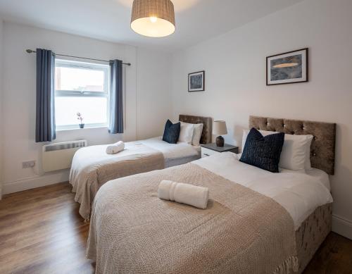 a bedroom with two beds and a window at Spacious 2BR APT - Sleeps 5 - Private Parking in Highbridge