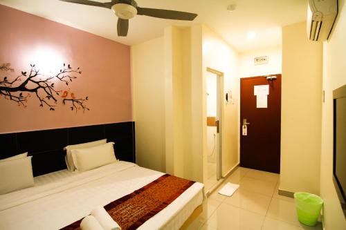 Postel nebo postele na pokoji v ubytování Hotel Seremban Jaya