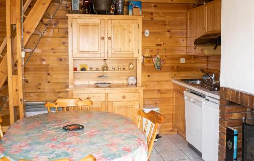 a kitchen with a table and chairs in a cabin at Chalet cosy à Sixt-Fer-à-Cheval avec vue sur la montagne in Sixt
