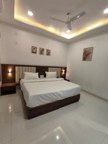 a bedroom with a large bed in a room at Hotel Pride in Wardha