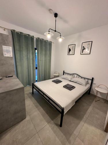 a bedroom with a bed in a room at Rifugio Blu in Costinesti